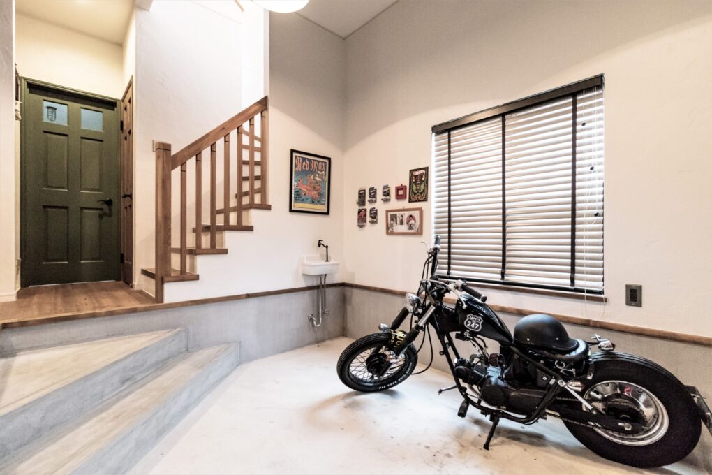 《玄関》ガレージの様にバイクを置ける広い土間玄関