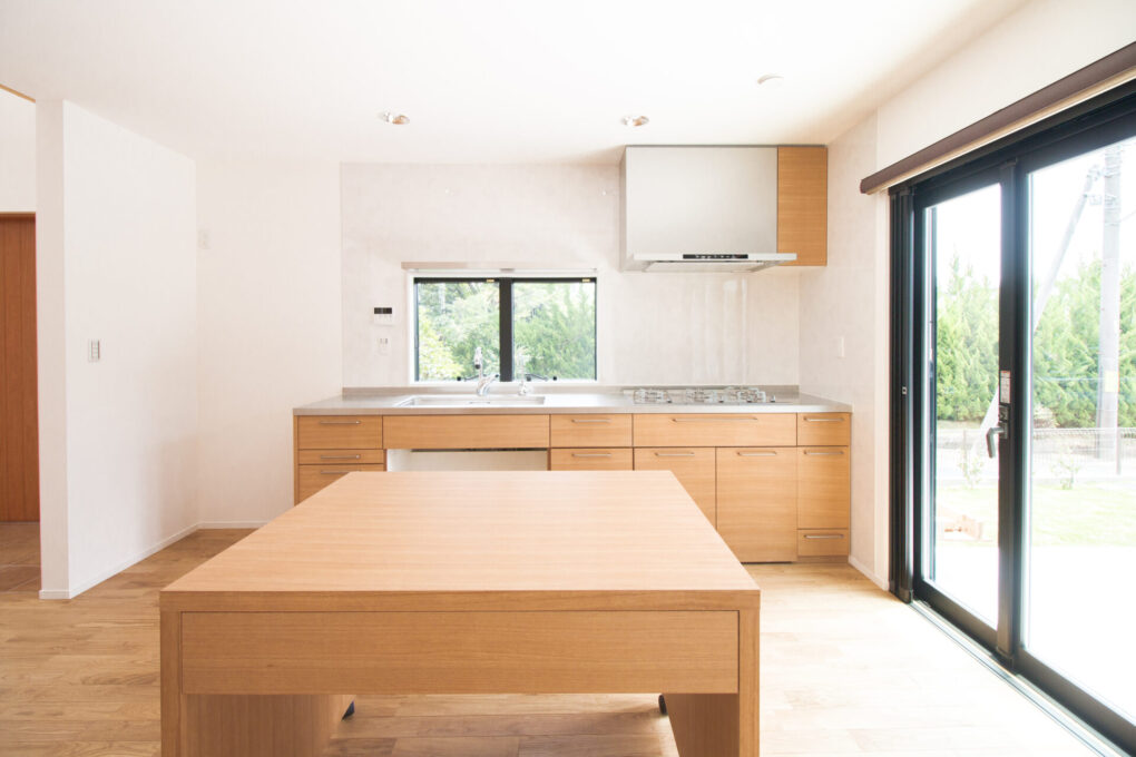 《キッチン》木×ステンレスのシンプルな壁付けキッチンに、可動式の作業台を組み合わせたキッチン