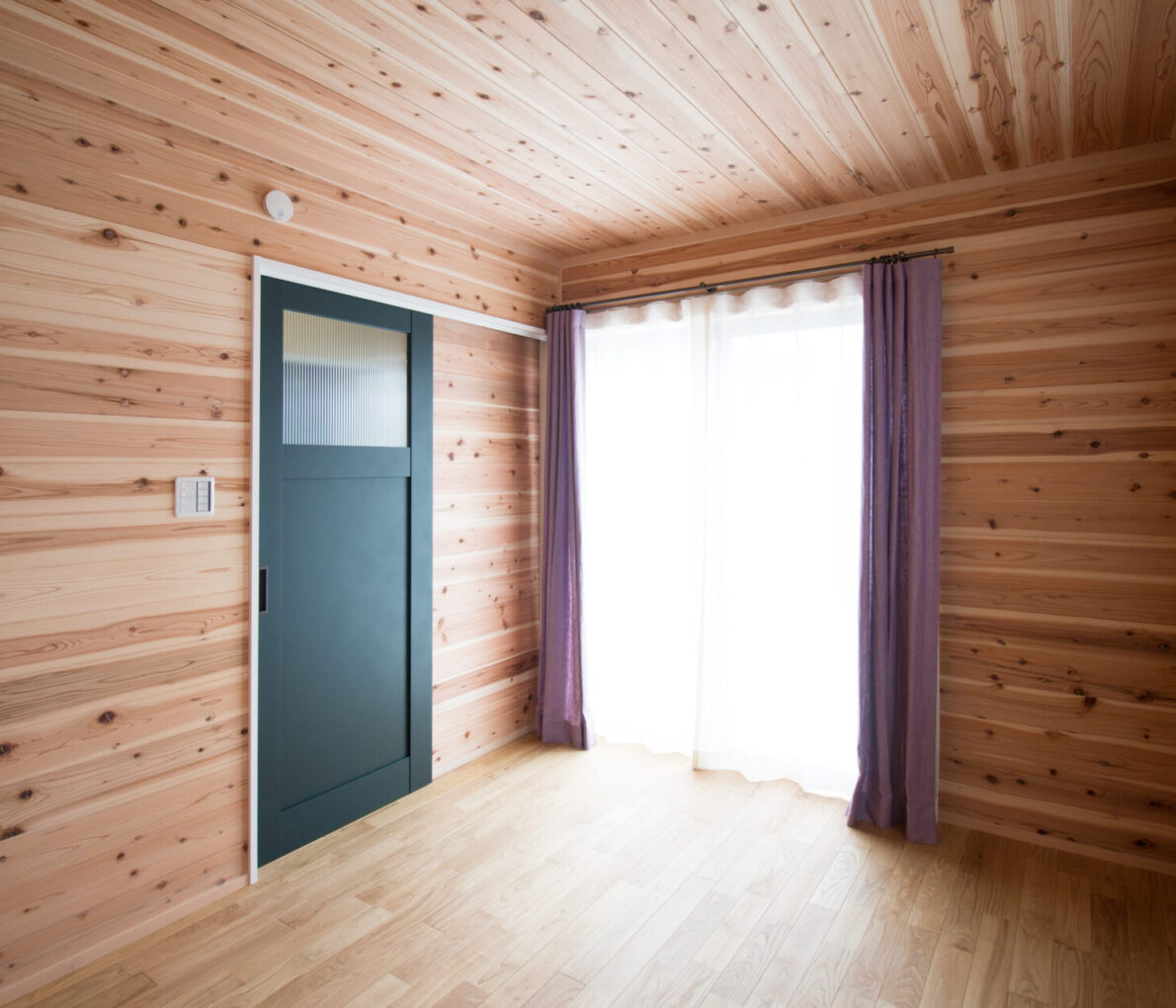 《寝室》ログハウス風の板張りの寝室は木の香りが落ち着きます