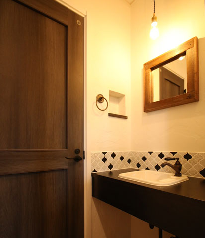 《玄関洗面》玄関とトイレの間に小さな造作洗面台を設置。帰宅後もトイレ後も使いやすい動線に