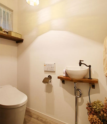 《トイレ》アンティーク調の金物を採用したナチュラルなトイレ空間