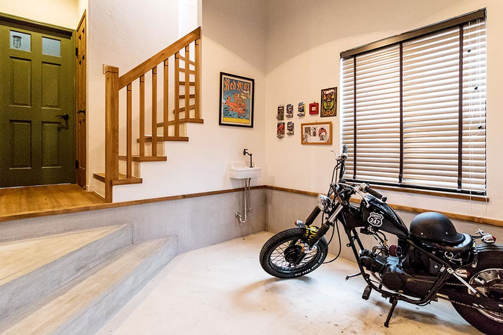 《玄関》ガレージの様にバイクを置ける広い土間玄関