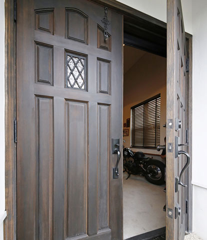 《玄関ドア》両開きでバイクもスムーズに入れられる玄関ドア