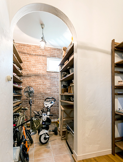 《シューズクローク》玄関の収納としてシューズクロークを。子供の自転車などもしまっておける広さを確保しました