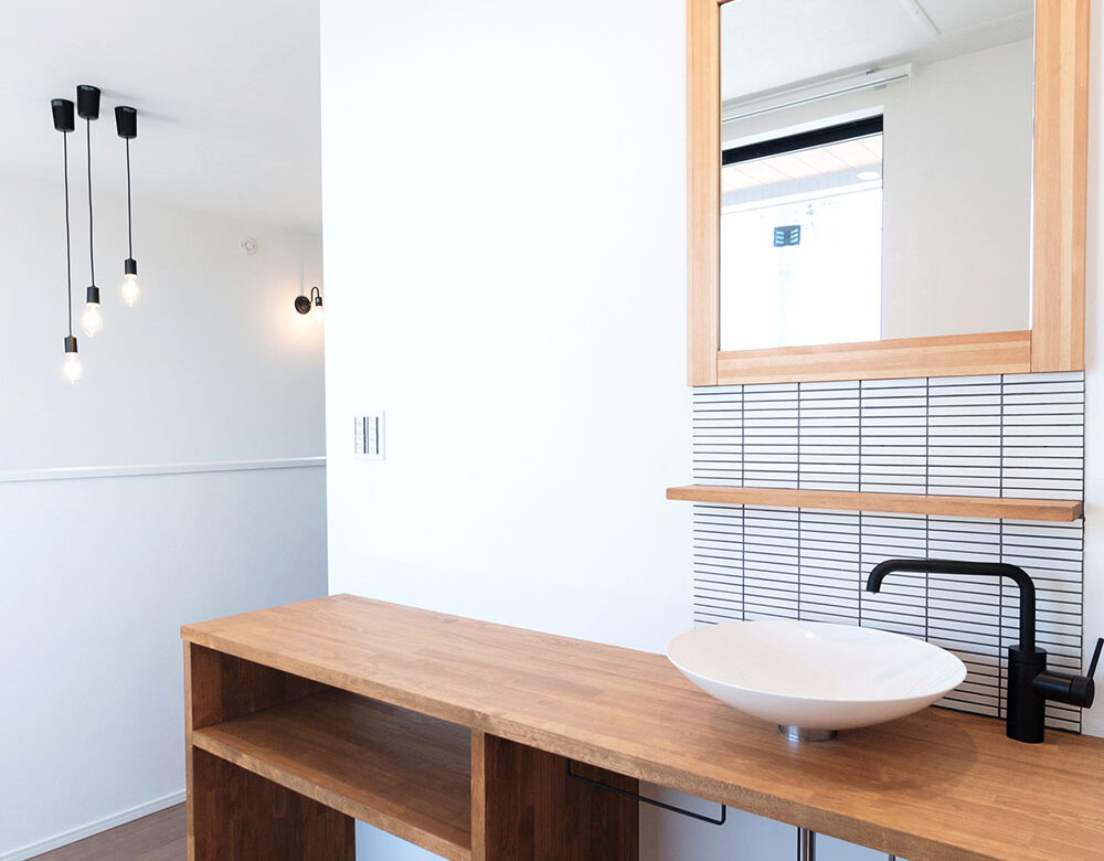 《狭小手洗い》２階の狭小手洗いにも棚や鏡を設置し、身支度できるスペースに