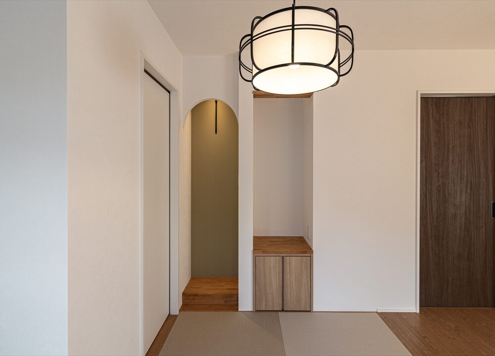 《畳スペース》掛け軸を飾るための床の間を設置。小さなスペースでも目立つようアーチ壁や集光のダウンライトを採用