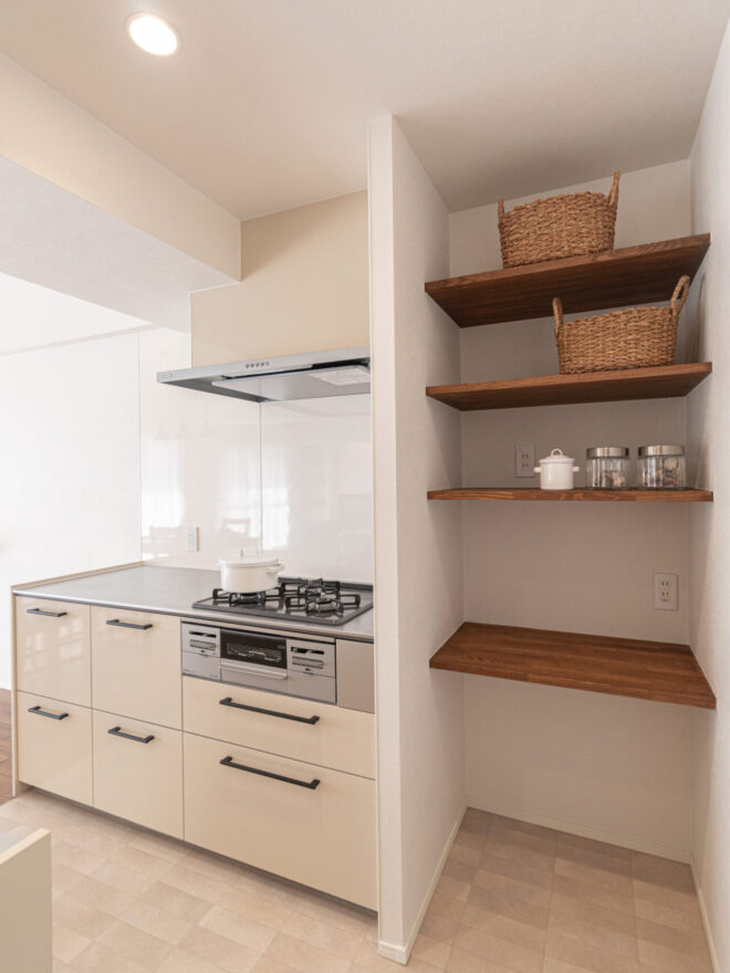 《キッチン》２列型キッチンはシンク側を高さ90cmコンロ側を85cmの高さとし、パントリー家電収納、ゴミ箱スペースを設け、コンパクトなスペースで使いやすさを追求しました
