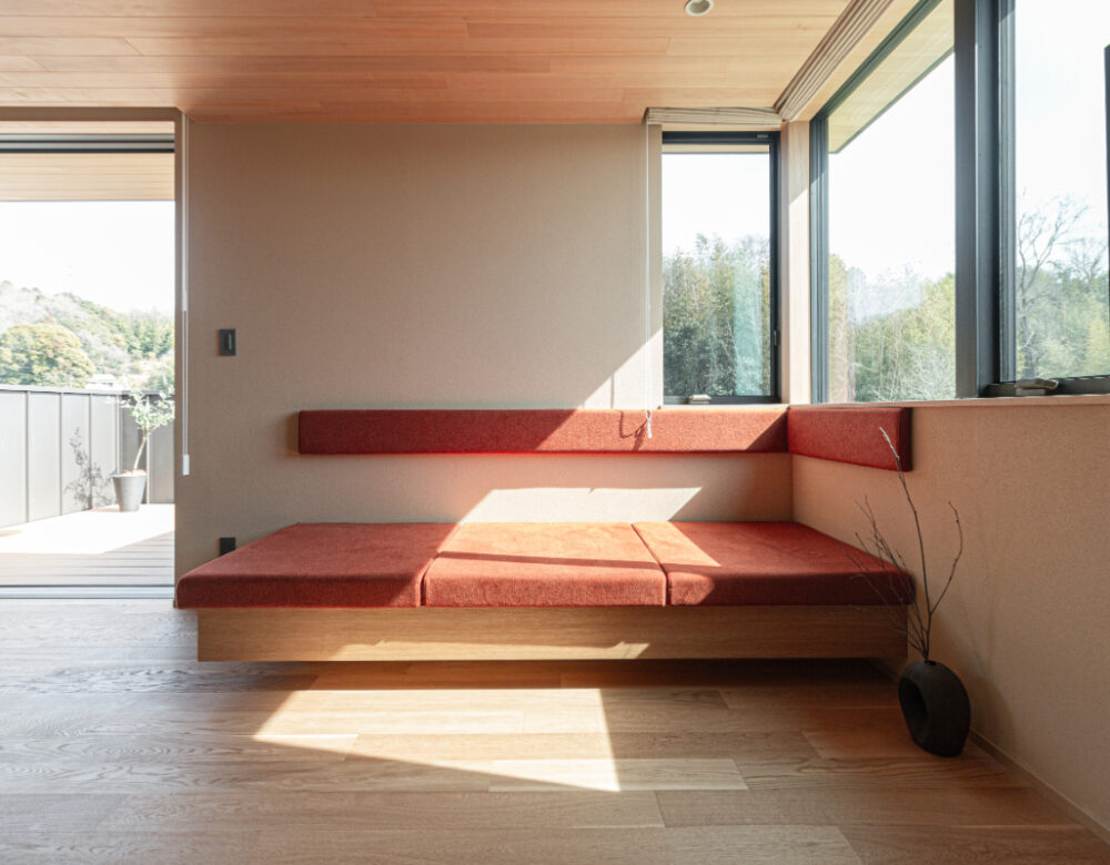 《造作ソファ》ソファは空間に合わせた造作で。床から浮いたデザインで抜け感のある設えに