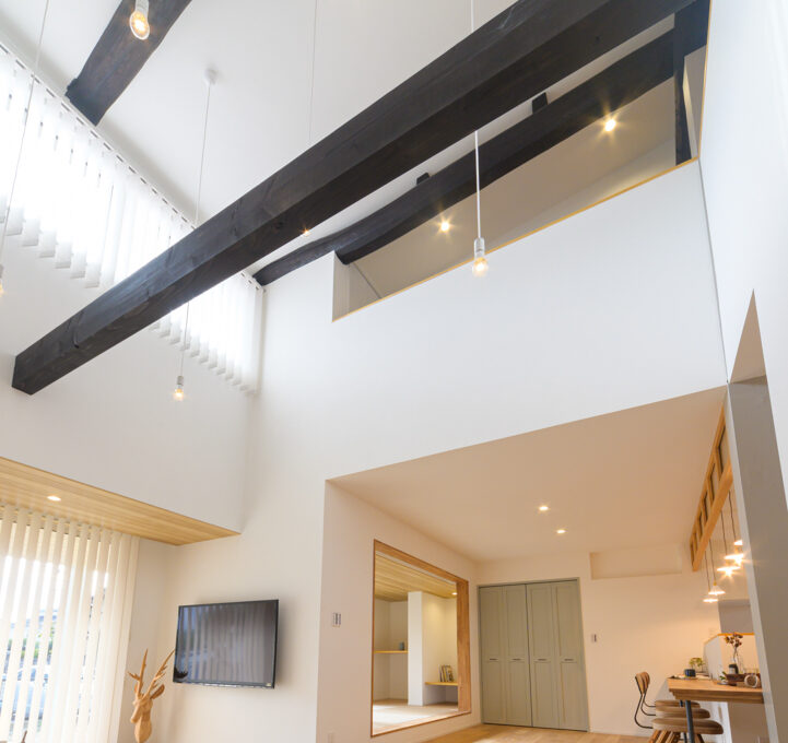 《リビング》開放感のある吹き抜けのリビング。梁はリノベーションで黒く塗ってあえて見せることで、ナチュラルの優しさの中に力強さのアクセントをプラスしています。