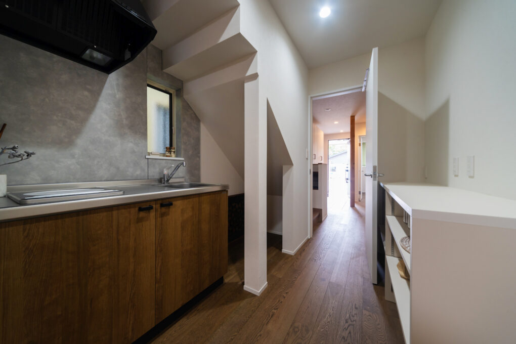 《1階南側洋室》母親の部屋にはミニキッチンも設置。来客時に2階のキッチンに行く手間が省けます。