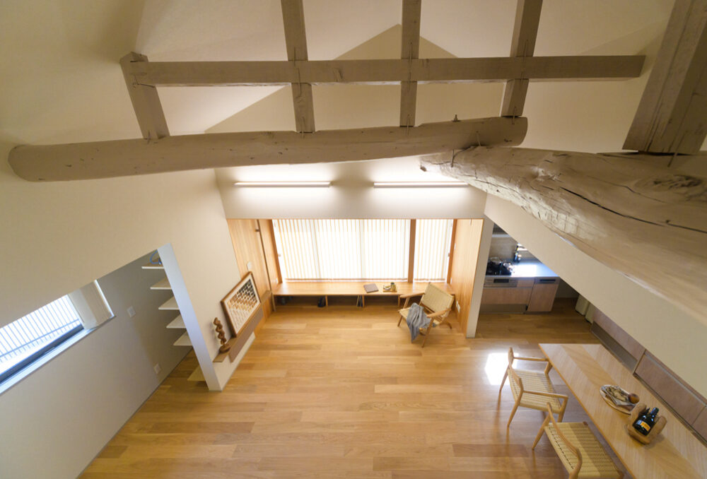 《ロフトからLDKを見下ろす》子どもたちの楽しげな声はLDKに届き、安心感を与えます。