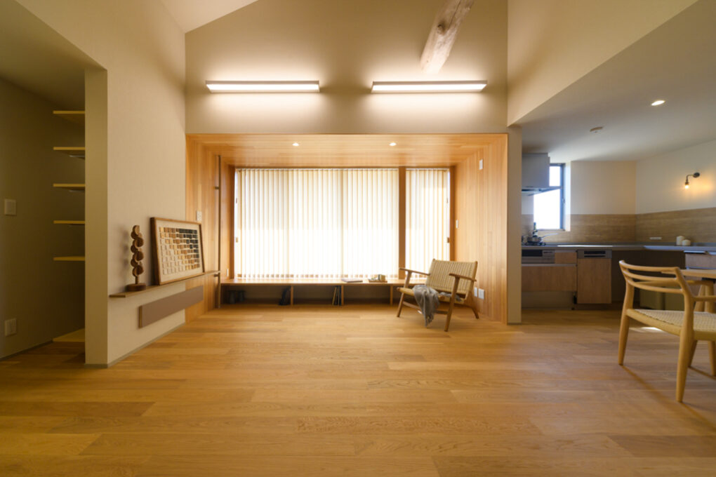 《LDK》ナチュラルで統一された木目が優しい印象のLDK。大開口の窓にはベンチを設置。庭で遊ぶ子どもたちを見守りながらリビングでくつろげます。 《LDK》ナチュラルで統一された木目が優しい印象のLDK。大開口の窓にはベンチを設置。庭で遊ぶ子どもたちを見守りながらリビングでくつろげます。