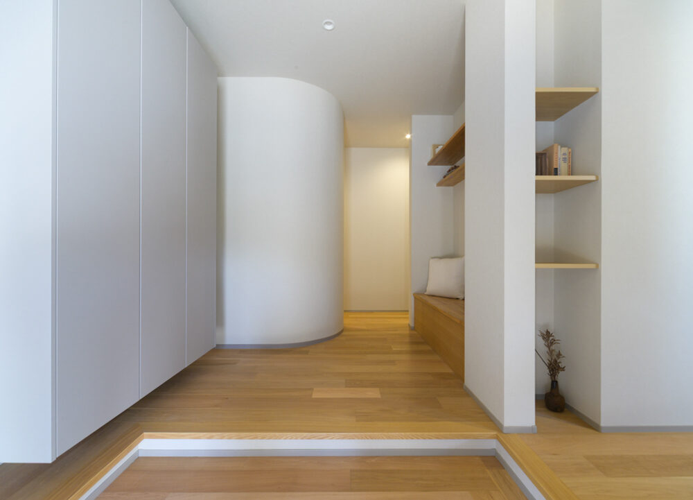 《玄関ホール》玄関を入って右手はプライベートルーム、左手は和室とLDKにつながります。