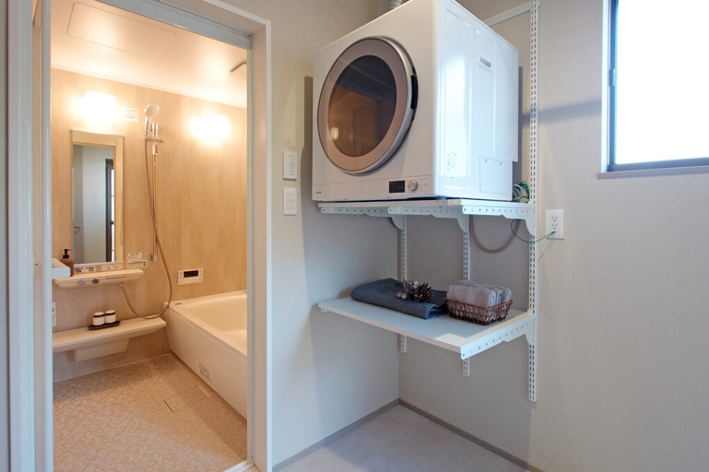 《脱衣室・浴室》多忙なご両親のためにガス衣類乾燥機も設置。