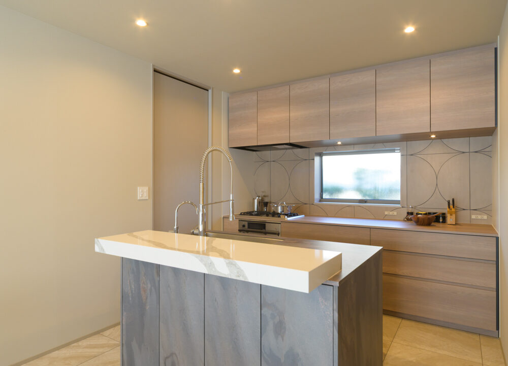 《キッチン》シンク側は石目、コンロ側は木目のこだわりのキッチン。