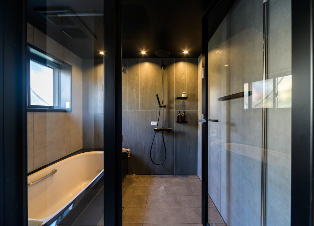 《浴室》ガラス張りのドアとブラックを基調とした浴室は高級ホテルのよう。