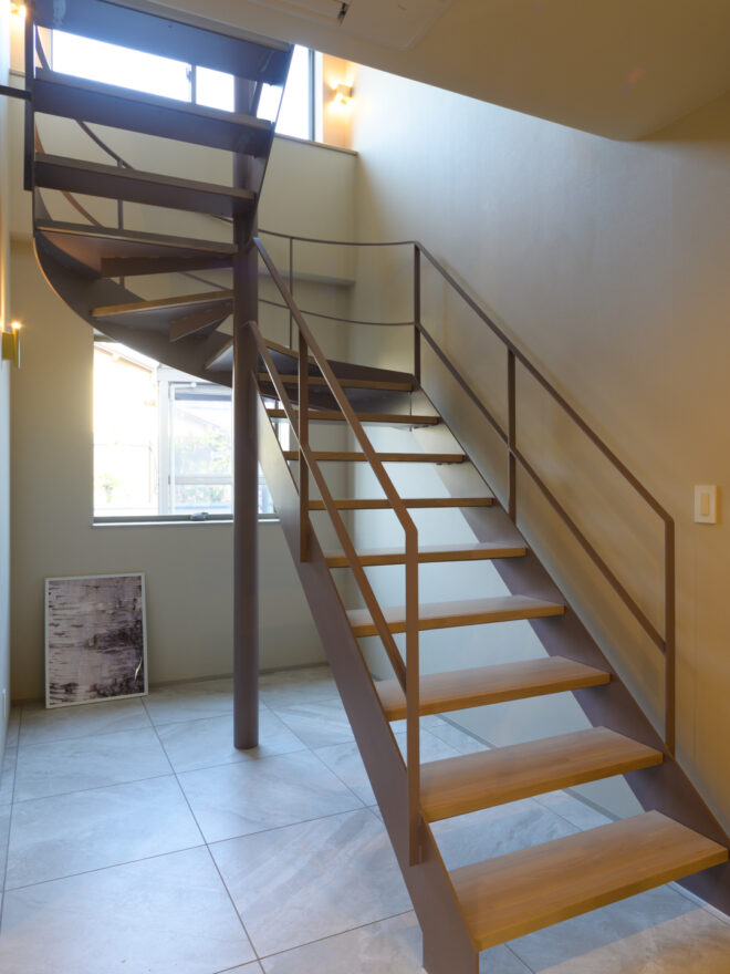 《階段》北側の窓から射し込む光がスケルトン階段を抜けて、暗い部分も柔らかく明るく照らします。