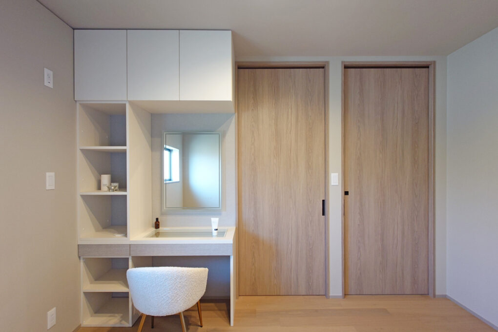 《2階洋室》こちらは奥様の寝室。造作ドレッサーで毎日のメイクも楽しくなります。