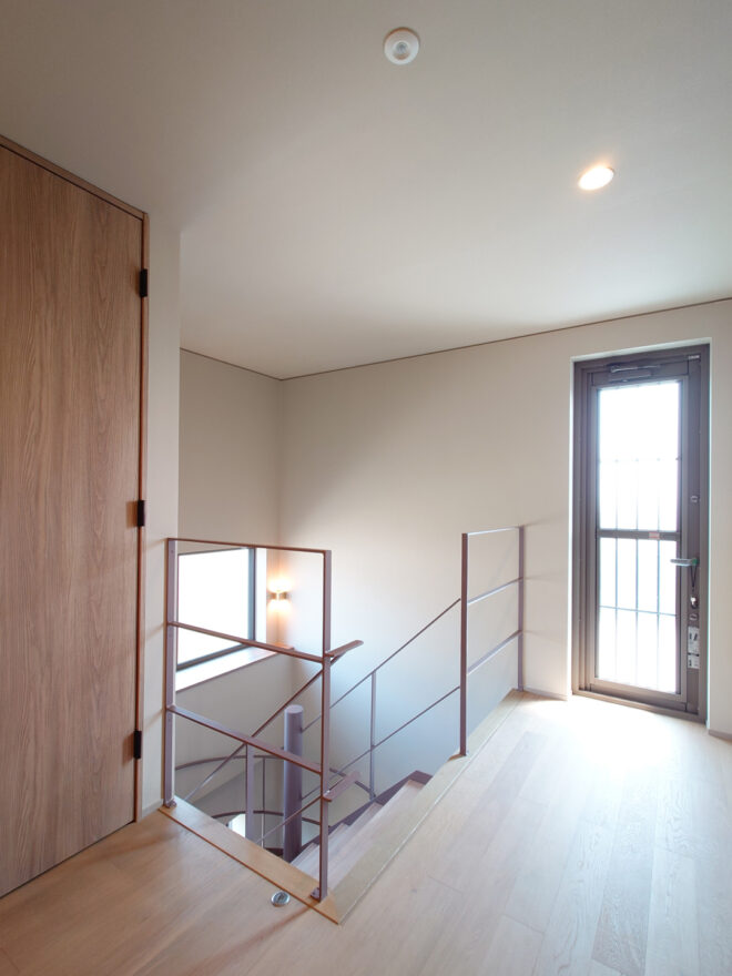《階段》細いアイアンの手摺が抜け感を演出します。