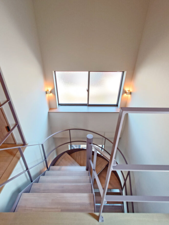 《階段》吹き抜けになっていて解放感があります。