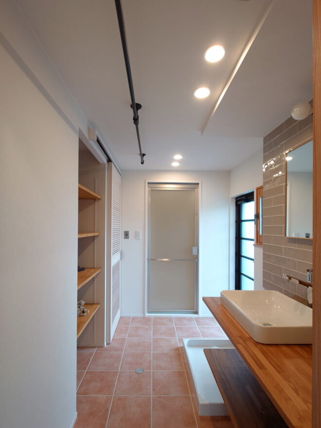 《洗面脱衣室》これまで廊下に出ないと入れなかった場所。キッチンから横の動線で入ることができるようになり洗濯も楽になりました。