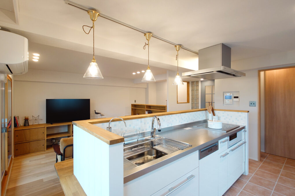 《キッチン》開放感のある明るいキッチン。キッチンの奥はパントリーを挟んで洗面脱衣室につながります。