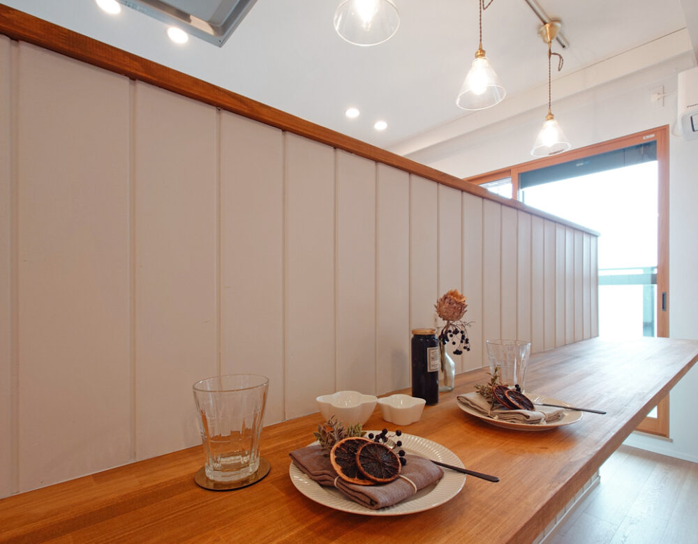 《ダイニング》白の壁材とカウンターの木目がおしゃれなカフェのよう。