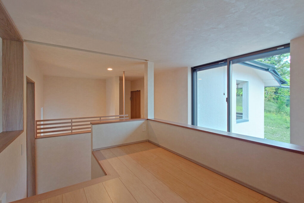 《2階フリースペース》外も高い場所からの眺められ、隣の主寝室も伺える安らぎのスペース。猫と一緒に寝転がったり、読書をしたり。