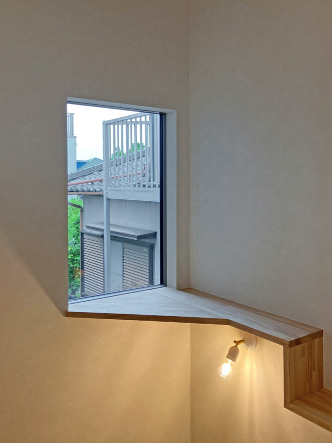 《階段上》猫専用スペース。鳥を眺めるのが好きらしいです。