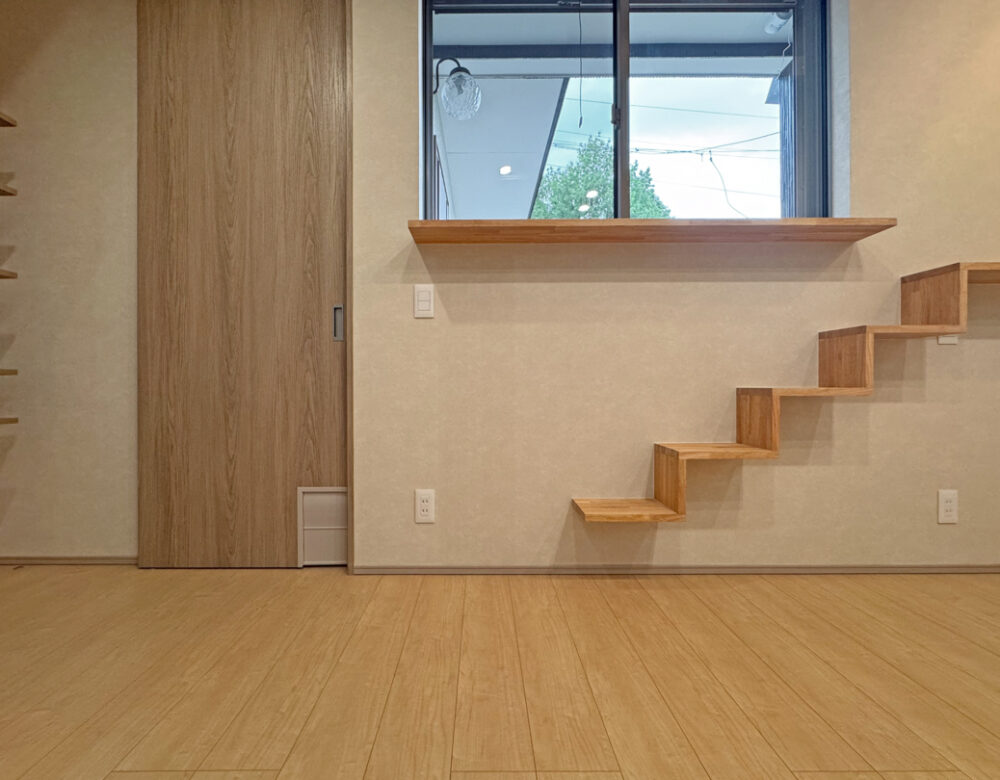 《キャットウォーク・ペットドア》窓から外が眺められるように階段とカウンターを設置。ペットドアがあれば寒い冬場もドアを開けっ放しにする必要がありません。