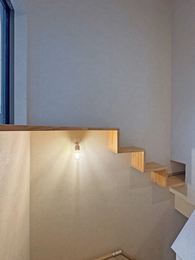 《階段上》キャットウォークは2階の廊下から出入りできます。