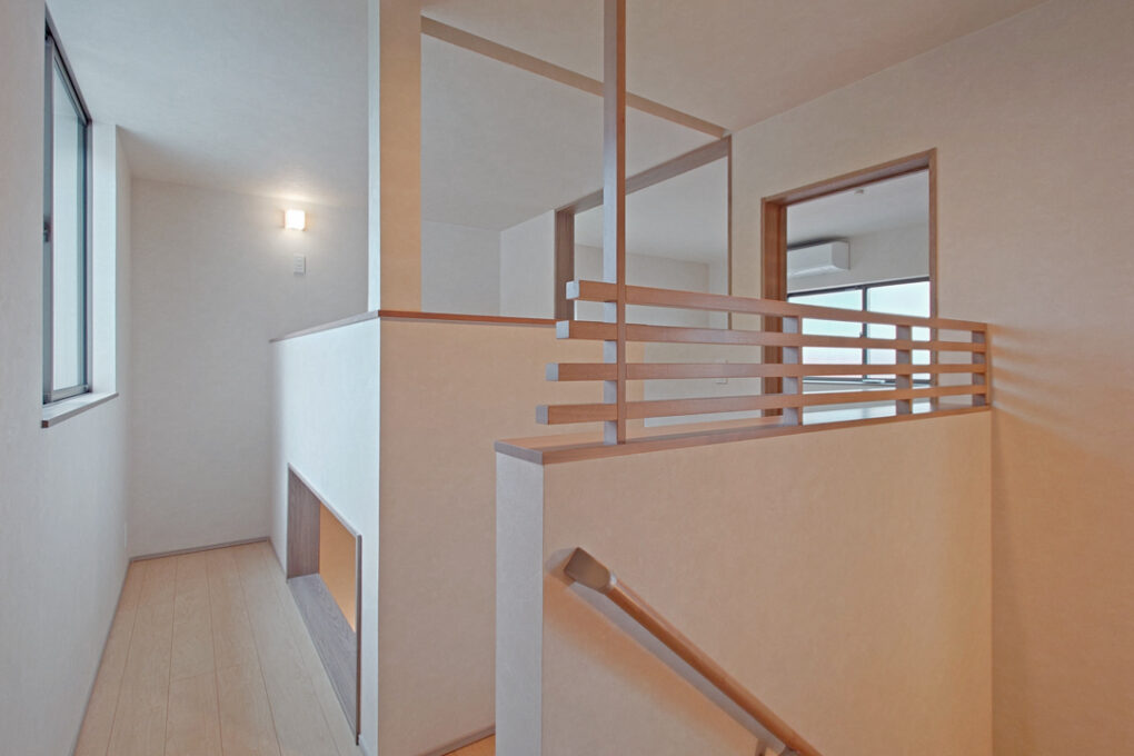 《2F廊下》2階廊下から猫たちがリビングを見下ろせるように壁が抜かれています。その上は小上がりのフリースペース。