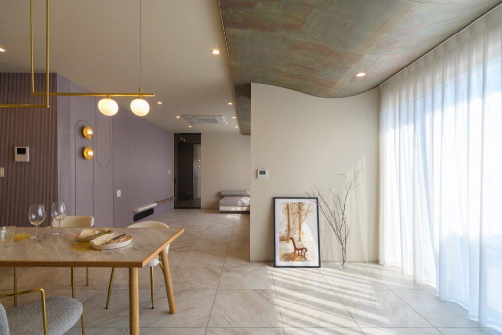 《リビング・ダイニング》天井の独特の模様は天然石をシート状にしたもの。重厚感のある模様でも曲線で柔らかさも演出。 《リビング・ダイニング》天井の独特の模様は天然石をシート状にしたもの。重厚感のある模様でも曲線で柔らかさも演出。