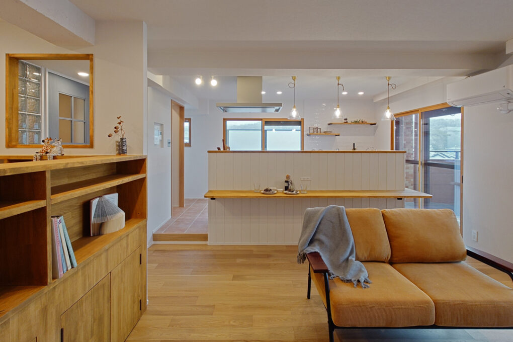 《LDK》ナチュラルな木目が優しいLDK。マンション角部屋のため、東側と南側の大きな窓からは明るい陽光が射し込みます。 《LDK》ナチュラルな木目が優しいLDK。マンション角部屋のため、東側と南側の大きな窓からは明るい陽光が射し込みます。