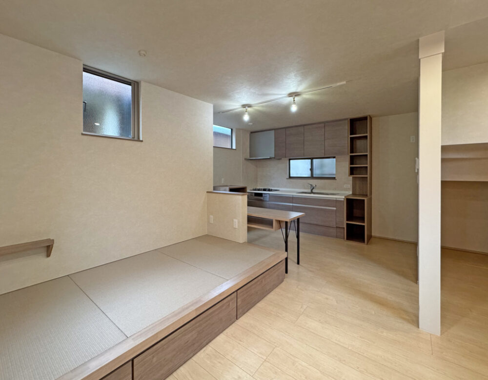 《小上がり》老犬が上がりやすいように低めに作った小上がり。下は引き出しの収納になっています。