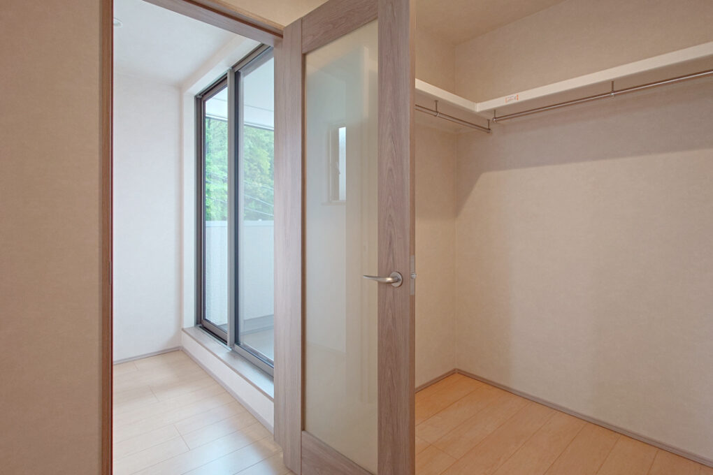 《WICとサンルーム》ここだけは猫立入禁止。インナーバルコニーのため、急な雨でも洗濯物が濡れる心配は不要。雨の日はサンルームで室内干しもOK。洗濯物は取り込んだらこのままクローゼットへ片付けます。