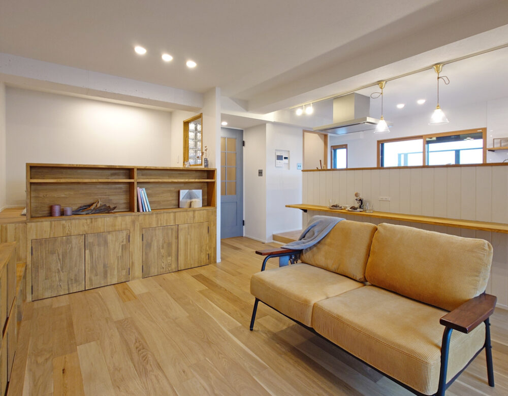 《リビング》リビングには秘密基地のような小上がりがあります。下は家電も入れられる大容量の収納になっています。