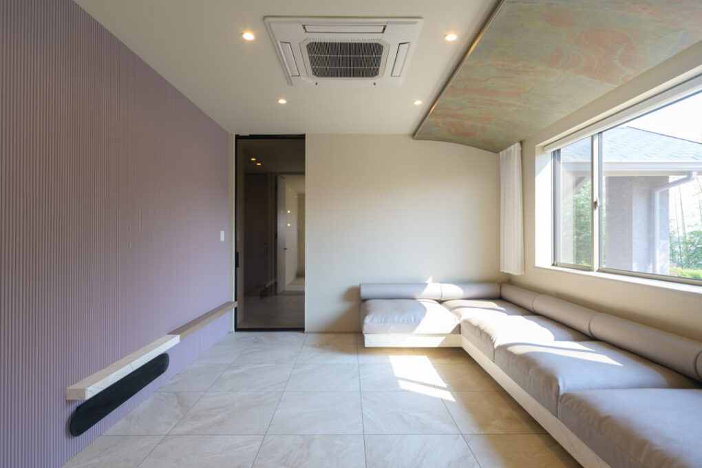 《リビング》広いリビングには浮いたような大きなソファ。このソファも造作です。