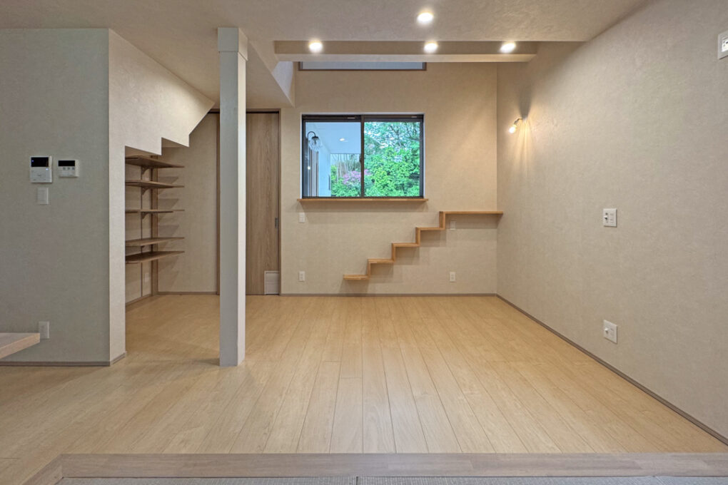 《リビング》低めの畳の小上がりに、窓ぎわのキャットウォークとカウンター、そしてペットドア。全員が集える安らぎのリビング。フローリングは滑りにくく、汚れにくく、傷つきにくいペット専用を使用しています。 《リビング》低めの畳の小上がりに、窓ぎわのキャットウォークとカウンター、そしてペットドア。全員が集える安らぎのリビング。フローリングは滑りにくく、汚れにくく、傷つきにくいペット専用を使用しています。