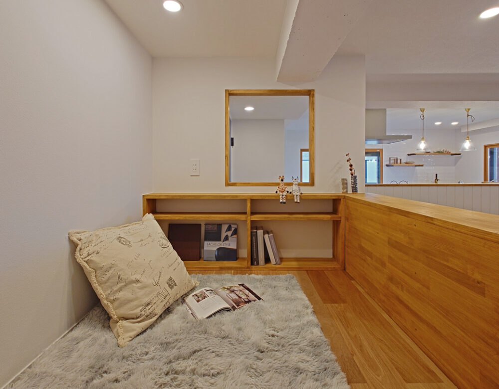《小上がり》秘密基地のような空間でありながら、リビングやキッチンも見渡せるので一人を感じさせません。