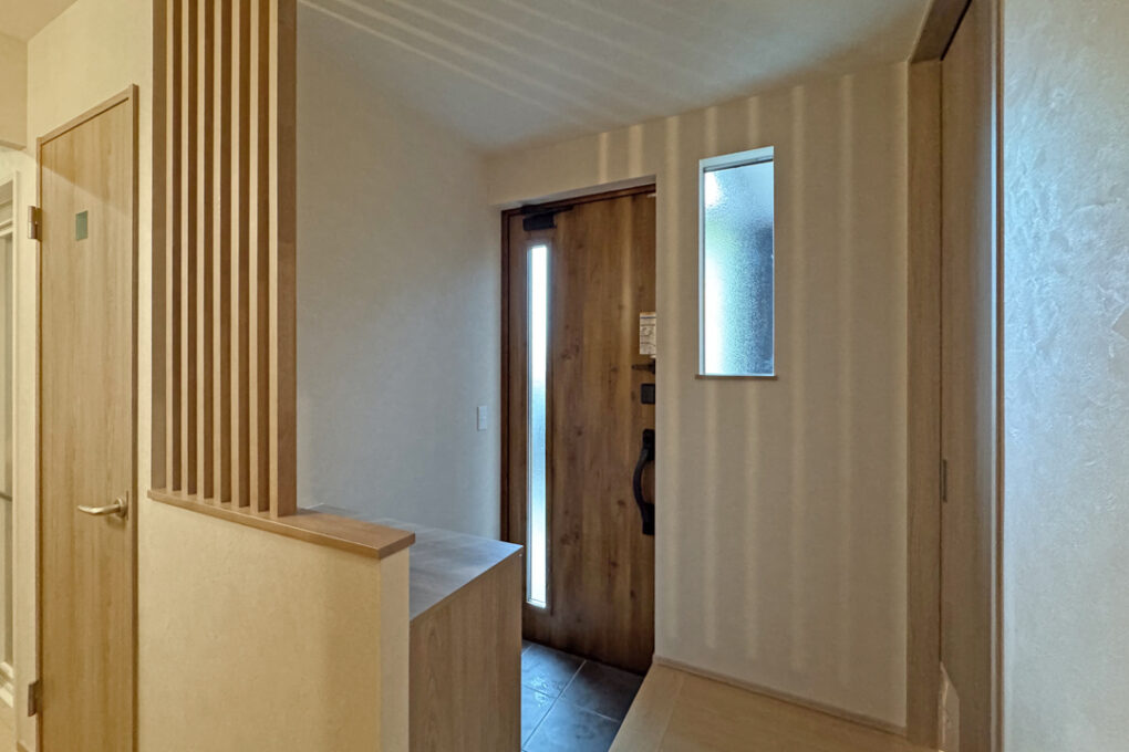 《玄関》散歩に行く老犬のために、玄関の段差は低めに作られています。