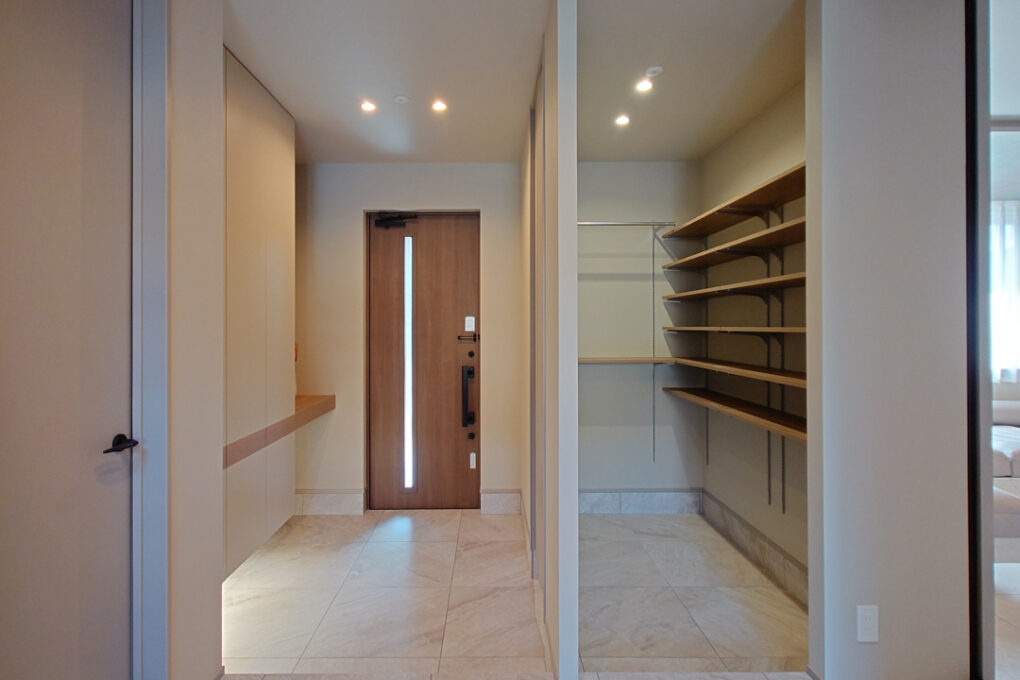 《玄関》玄関収納の下に間接照明を配置してホテルライクに。大容量のシューズクロークには靴以外の物もたくさん収まります。